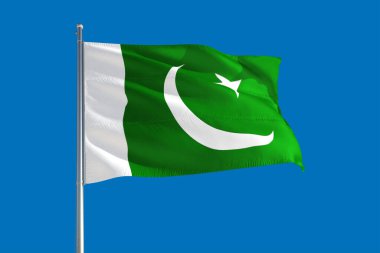 Pakistan ulusal bayrağı derin mavi gökyüzünde rüzgarda dalgalanıyor. Kaliteli kumaş. Uluslararası ilişkiler kavramı.