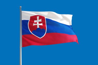 Slovakya ulusal bayrağı derin mavi gökyüzünde rüzgarda dalgalanıyor. Kaliteli kumaş. Uluslararası ilişkiler kavramı.