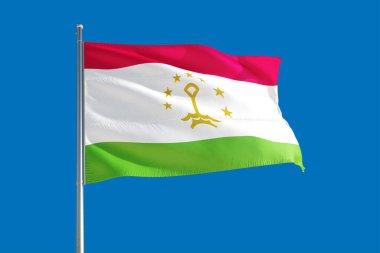Tacikistan ulusal bayrağı derin mavi gökyüzünde rüzgarda dalgalanıyor. Kaliteli kumaş. Uluslararası ilişkiler kavramı.