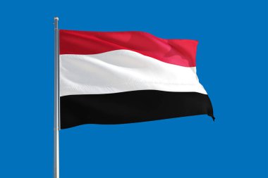 Yemen ulusal bayrağı derin mavi gökyüzünde rüzgarda dalgalanıyor. Kaliteli kumaş. Uluslararası ilişkiler kavramı.