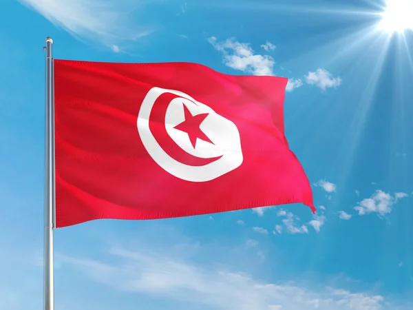 Tunisien National Flagga Viftar Vinden Mot Djupblå Himmel Högkvalitativt Tyg — Stockfoto