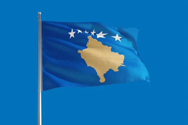 深い青空の下 コソボの国旗が風になびく 高品質の生地 国際関係論 — ストック写真