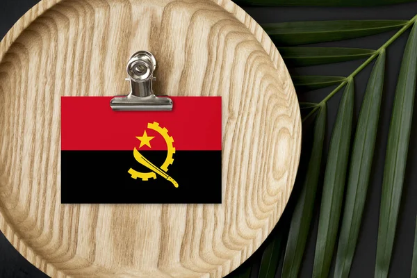 Angola Zászló Fából Készült Tányéron Trópusi Tenyér Szörnyet Hagy Háttérben — Stock Fotó