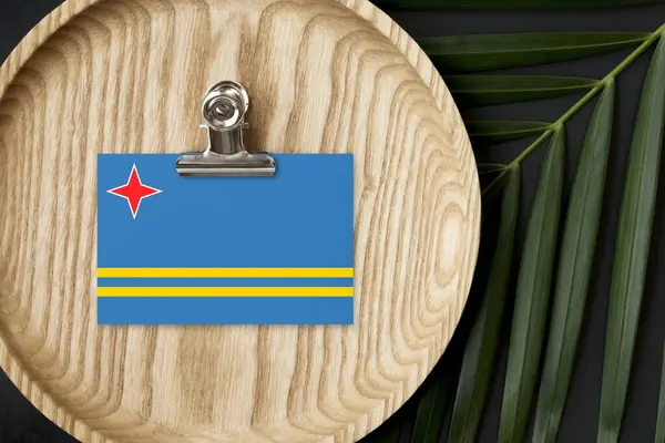 Bandera Aruba Etiquetada Placa Madera Palma Tropical Deja Monstera Fondo — Foto de Stock