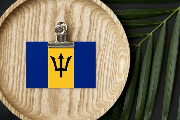 Bandera Barbados Etiquetada Placa Madera Palma Tropical Deja Monstera Fondo — Foto de Stock