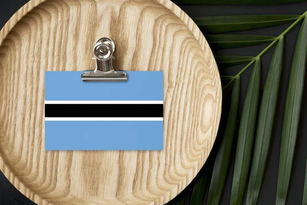 Bandera Botswana Etiquetada Placa Madera Palma Tropical Deja Monstera Fondo — Foto de Stock