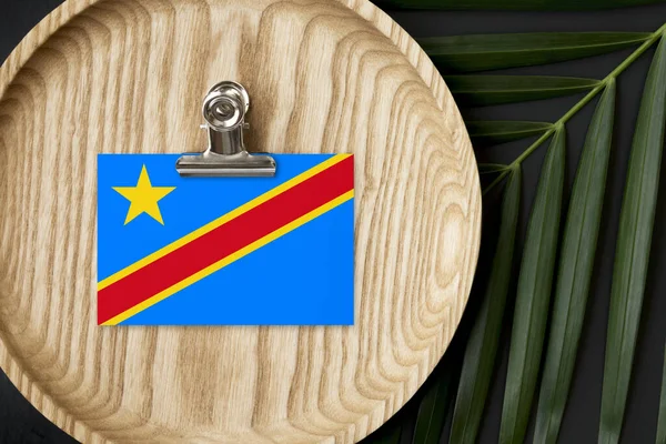 Bandera Del Congo Etiquetada Placa Madera Palma Tropical Deja Monstera — Foto de Stock