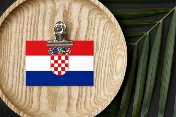 Bandera Croacia Etiquetada Placa Madera Palma Tropical Deja Monstera Fondo — Foto de Stock