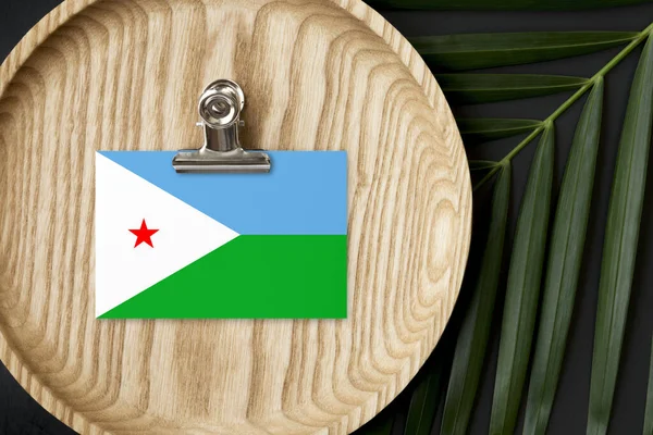 Bandera Djibouti Etiquetada Placa Madera Palma Tropical Deja Monstera Fondo — Foto de Stock