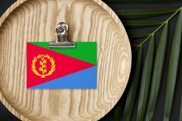 Bandera Eritrea Etiquetada Placa Madera Palma Tropical Deja Monstera Fondo — Foto de Stock