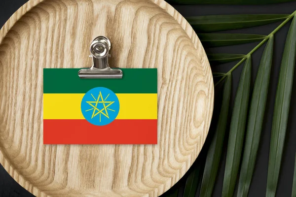 Etiopía Bandera Etiquetada Placa Madera Palma Tropical Deja Monstera Fondo — Foto de Stock
