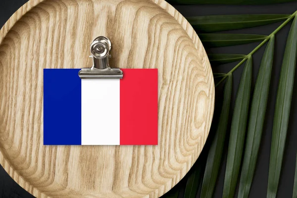 Bandera Francia Etiquetada Placa Madera Palma Tropical Deja Monstera Fondo —  Fotos de Stock