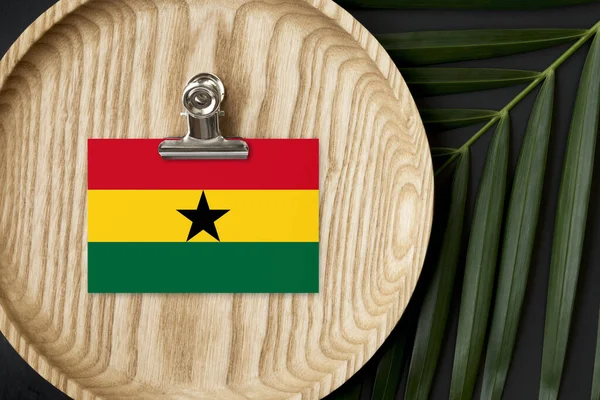 Bandera Ghana Etiquetada Placa Madera Palma Tropical Deja Monstera Fondo — Foto de Stock