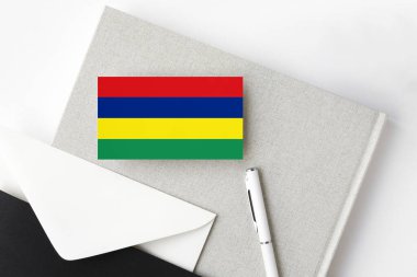 Mauritius 'un minimalist bir geçmişi var. Beyaz kalemli ve defterli ulusal davetiye zarfı. İletişim konsepti.