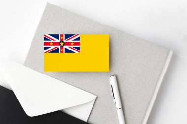 Minimalist harf geçmişinde bayrak yok. Beyaz kalemli ve defterli ulusal davetiye zarfı. İletişim konsepti.