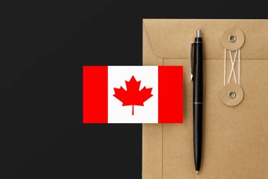 Mektup üzerinde Kanada bayrağı ve siyah kalem geçmişi. Ulusal davet konsepti. Eğitim teması için davet.