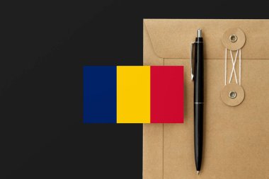 Zarf zarfında Chad bayrağı ve siyah kalem geçmişi. Ulusal davet konsepti. Eğitim teması için davet.