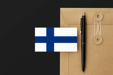 Mektup ve siyah kalem geçmişinde Finlandiya bayrağı var. Ulusal davet konsepti. Eğitim teması için davet.