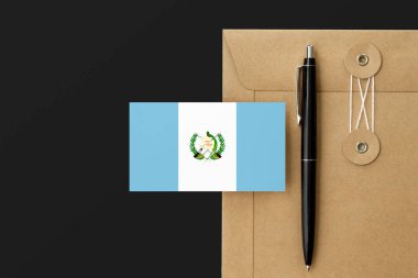 Mektup ve siyah kalem arkaplanda Guatemala bayrağı. Ulusal davet konsepti. Eğitim teması için davet.