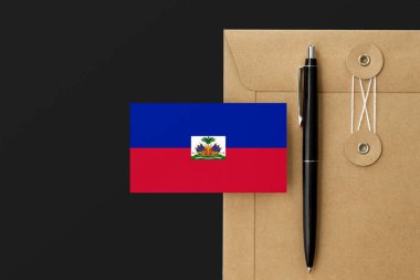 Mektup üzerinde Haiti bayrağı ve siyah kalem geçmişi. Ulusal davet konsepti. Eğitim teması için davet.