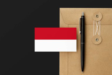 Zarf zarfında Endonezya bayrağı ve siyah kalem geçmişi. Ulusal davet konsepti. Eğitim teması için davet.