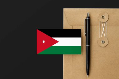El işi zarfında Jordan bayrağı ve siyah kalem geçmişi. Ulusal davet konsepti. Eğitim teması için davet.