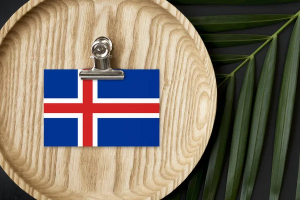 Bandera Islandia Etiquetada Placa Madera Palma Tropical Deja Monstera Fondo — Foto de Stock