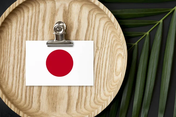 Japan Vlag Getagd Houten Plaat Tropische Palmbladeren Monstera Achtergrond Minimaal — Stockfoto