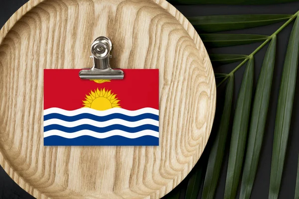 Bandera Kiribati Etiquetada Placa Madera Palma Tropical Deja Monstera Fondo — Foto de Stock
