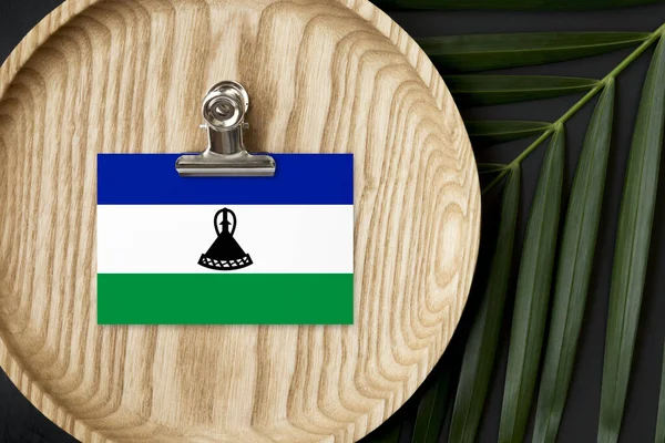 Bandera Lesotho Etiquetada Placa Madera Palma Tropical Deja Monstera Fondo — Foto de Stock