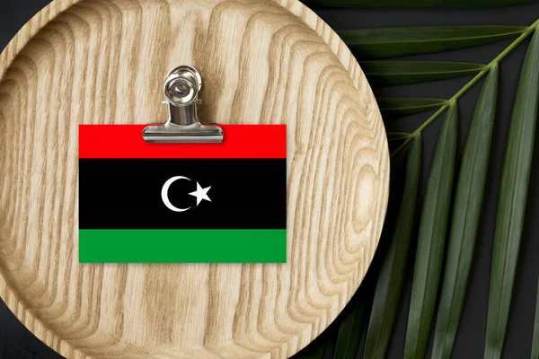 Bandera Libia Etiquetada Placa Madera Palma Tropical Deja Monstera Fondo — Foto de Stock
