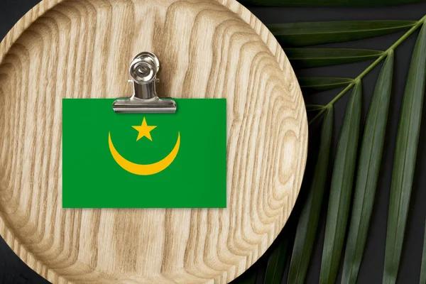 Bandera Mauritania Etiquetada Placa Madera Palma Tropical Deja Monstera Fondo — Foto de Stock