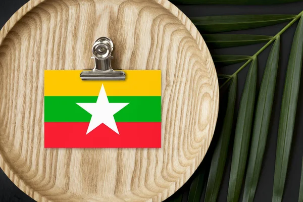 Bandera Myanmar Etiquetada Placa Madera Palma Tropical Deja Monstera Fondo — Foto de Stock