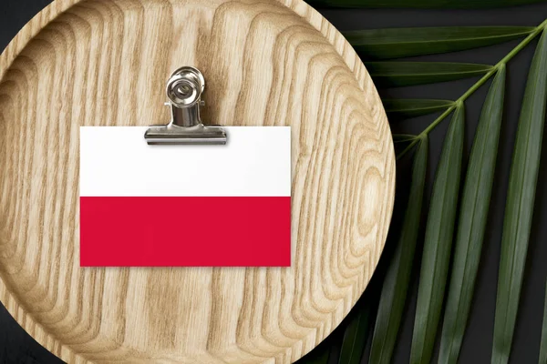 폴란드의 국기는 목판에 야자나무는 배경을 이루고 있습니다 소수의 — 스톡 사진