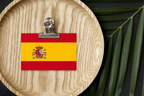 Bandera España Etiquetada Placa Madera Palma Tropical Deja Monstera Fondo — Foto de Stock