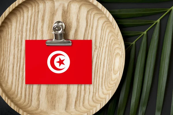 Bandera Túnez Etiquetada Placa Madera Palma Tropical Deja Monstera Fondo — Foto de Stock