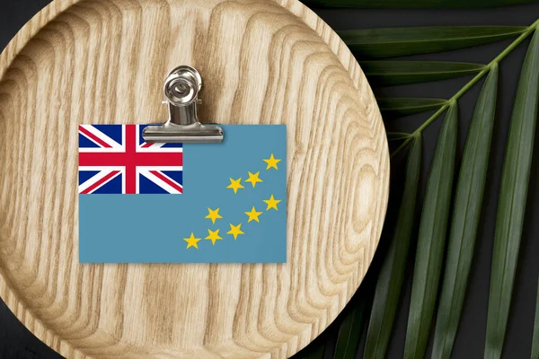 Bandera Tuvalu Etiquetada Placa Madera Palma Tropical Deja Monstera Fondo — Foto de Stock