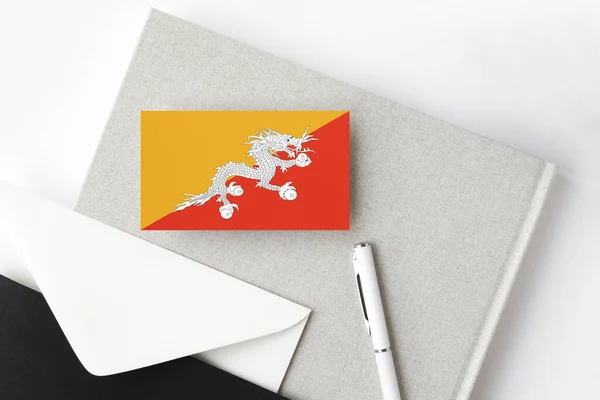 Bandera Bután Sobre Fondo Letra Minimalista Sobre Invitación Nacional Con — Foto de Stock