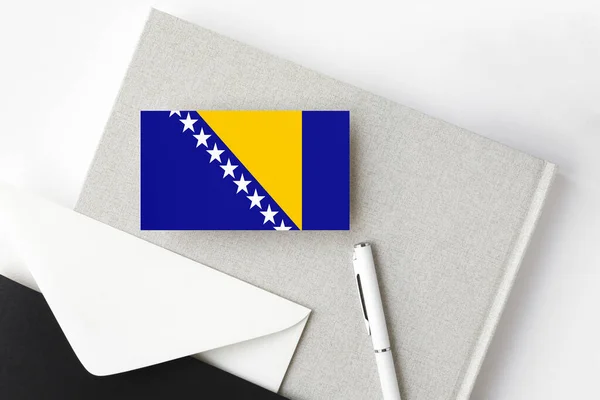 Bandera Bosnia Herzegovina Sobre Fondo Carta Minimalista Sobre Invitación Nacional — Foto de Stock