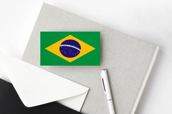 Brazilská Vlajka Minimalistickém Pozadí Dopisu Národní Obálka Pozvánkou Bílým Perem — Stock fotografie