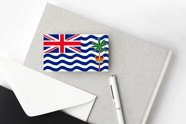 英属印度洋领土旗背景简约 有白色钢笔和笔记本的国家邀请函 传播概念 — 图库照片