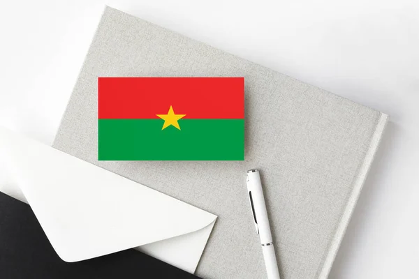 Bandera Burkina Faso Sobre Fondo Carta Minimalista Sobre Invitación Nacional — Foto de Stock