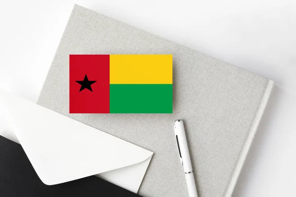 Bandera Guinea Sobre Fondo Carta Minimalista Sobre Invitación Nacional Con — Foto de Stock