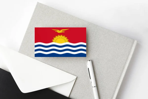 基里巴斯国旗的简约字母背景 有白色钢笔和笔记本的国家邀请函 传播概念 — 图库照片