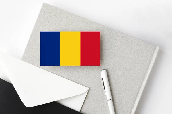 Romaniansk Flagg Bakgrunn Minimalistiske Bokstaver Nasjonal Invitasjonskonvolutt Med Hvit Penn – stockfoto