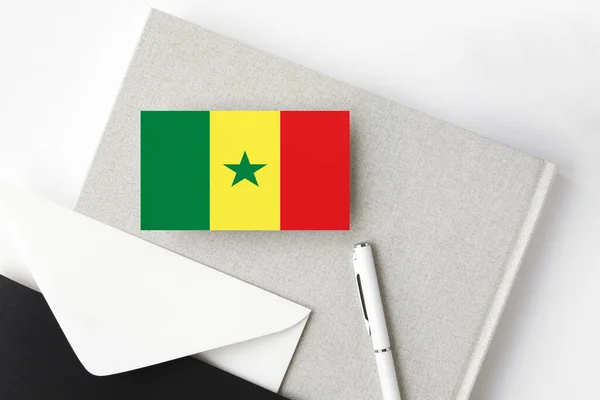 Bandera Senegal Sobre Fondo Carta Minimalista Sobre Invitación Nacional Con — Foto de Stock