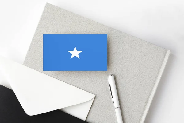 Bandera Somalia Sobre Fondo Carta Minimalista Sobre Invitación Nacional Con — Foto de Stock