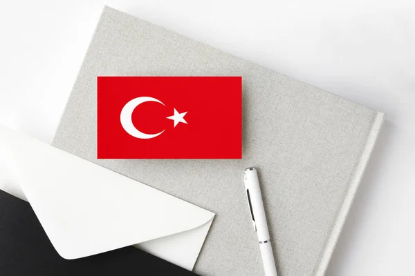 Türkische Flagge Auf Minimalistischem Buchstabenhintergrund Nationaler Einladungsumschlag Mit Weißem Stift — Stockfoto