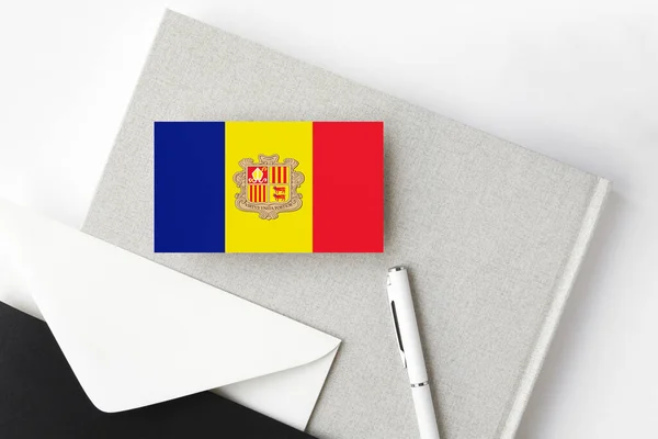 Andorran Lippu Minimalistisella Kirjaintaustalla Kansallinen Kutsukirjekuori Valkoisella Kynällä Muistikirjalla Viestintäkäsite — kuvapankkivalokuva