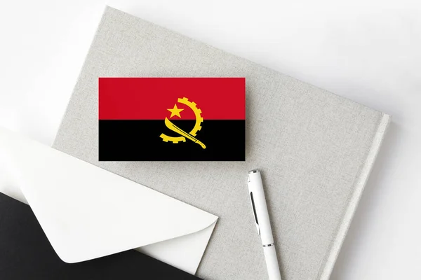 Angola Flaga Minimalistycznym Tle Literowym Narodowa Koperta Białym Długopisem Notatnikiem — Zdjęcie stockowe
